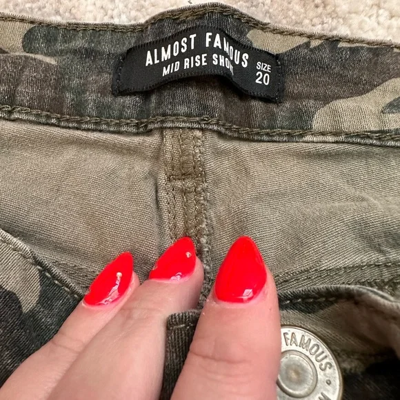 Plus Size 20 Rue21 Green Camo Jean Shorts - Picture 2 of 7